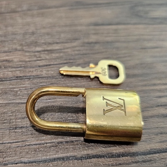 ⭐️HOST PICK⭐️ Louis Vuitton Lock & Key 🔐 - Picture 3 of 7